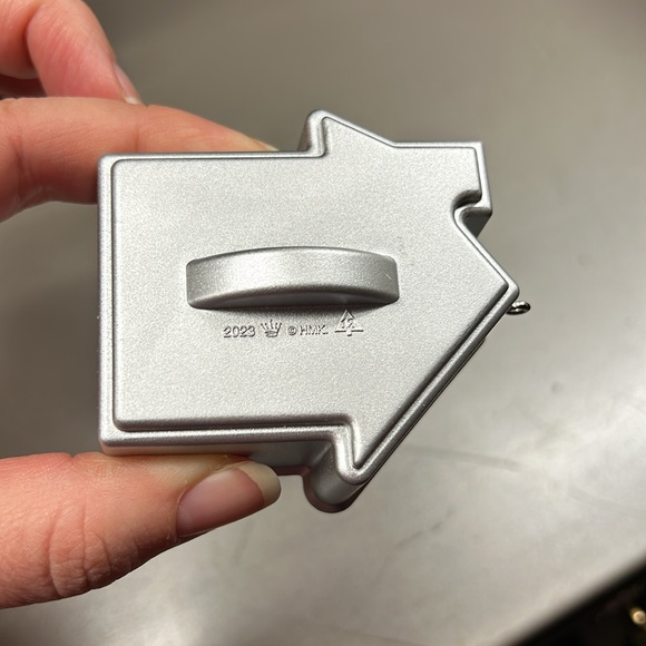 2023 COOKIE CUTTER CHRISTMAS #12 IN THE SERIES HALLMARK KEEPSAKE ORNAMENT - Picture 3 of 3